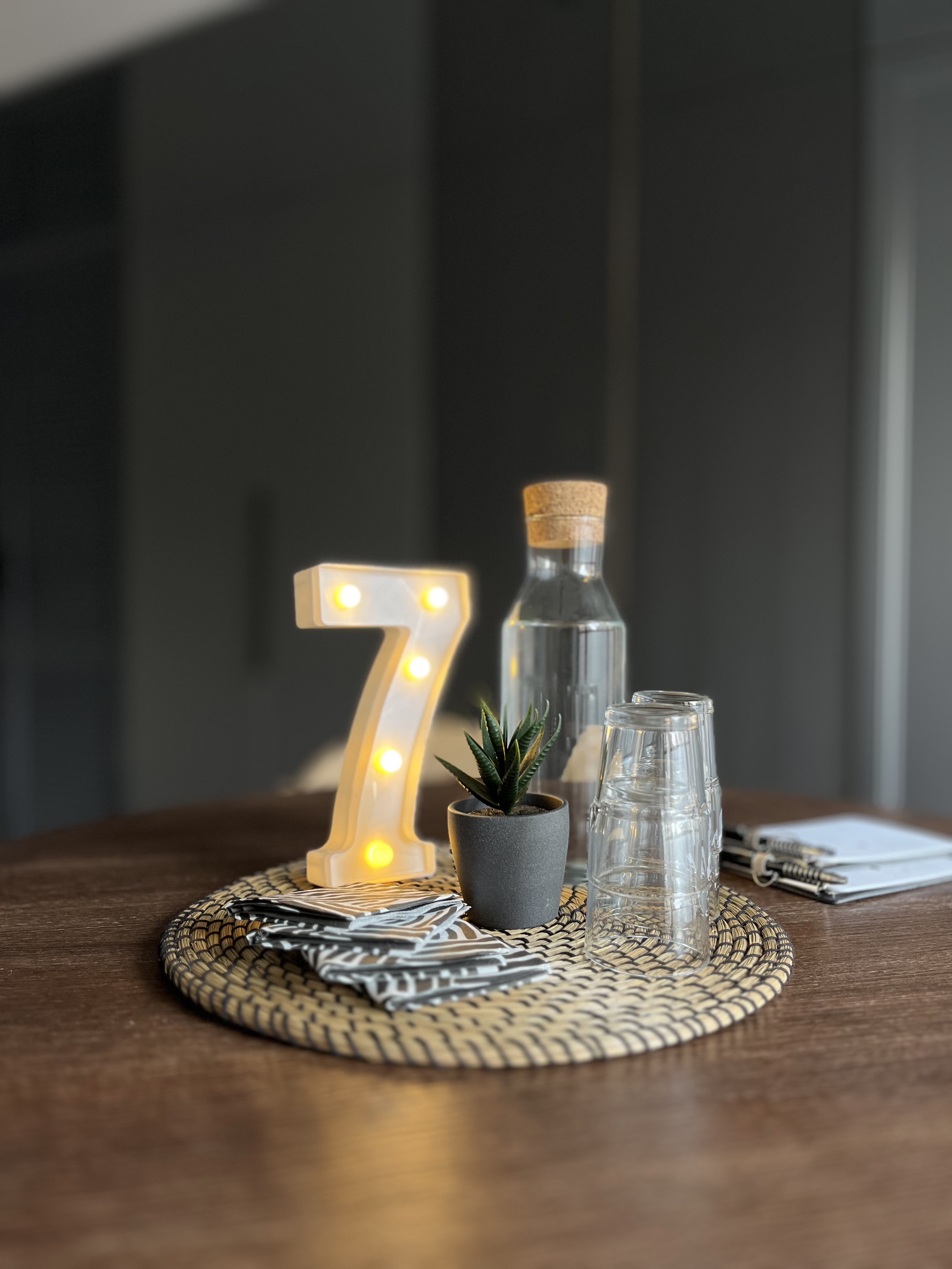 Soukromé stanoviště u kulatého stolu pro speed dating / rychlé rande.