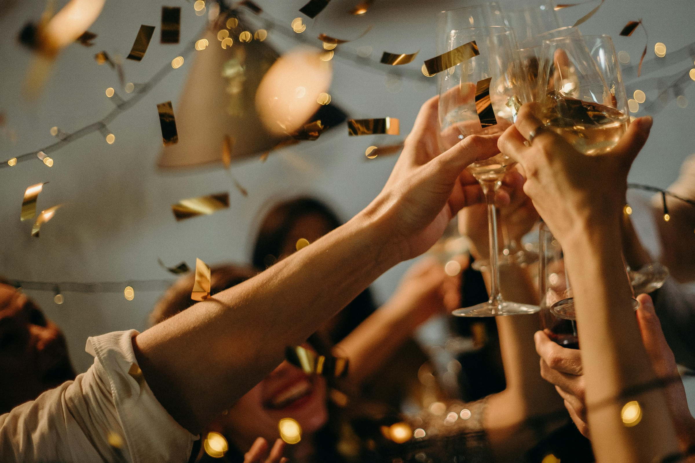 Seznamovací večírek pro ženy a muže, lesbičky i gaye ve všech věkových kategorií 18 až 99+ let.